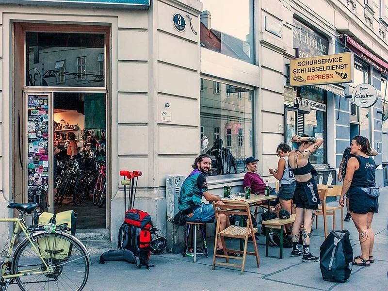 Last week we were all at polo camp @bikepolovienna. Not only was it an amazing and inclusive event but we had a lot of great polo players visiting Vienna. It was really exciting to have them visit us at velo peaches too.
Photo by: Gitti La Mar