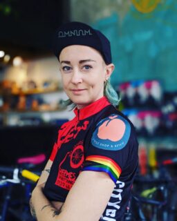 We are proud sponsors of the @hermes_radbotinnen team jerseys. It means something special to us not only because one of us work there part time, but because of the values that the mess collective stands for. Yes to more gender equality and FLINTA* workspaces. Hermes has been going for 30 years and we are really happy to have our logo on the arm of the jersey for hopefully the next 30 :))