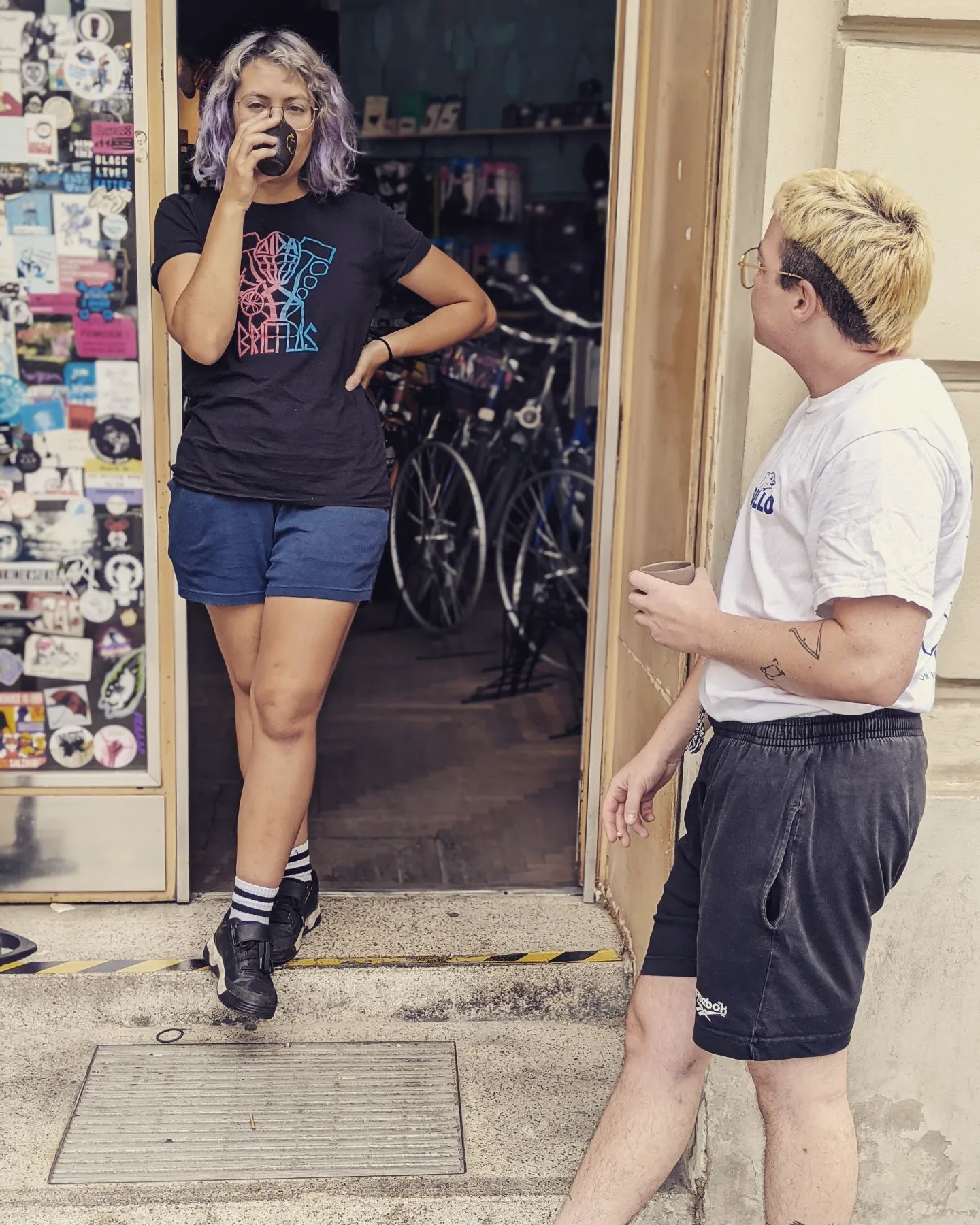 The front step morning moments ❤️
#vienna #bikeworkshop #bikeshop #bikerepair #mechanics #mechlove #werkstatt #team #morningcoffee☕️