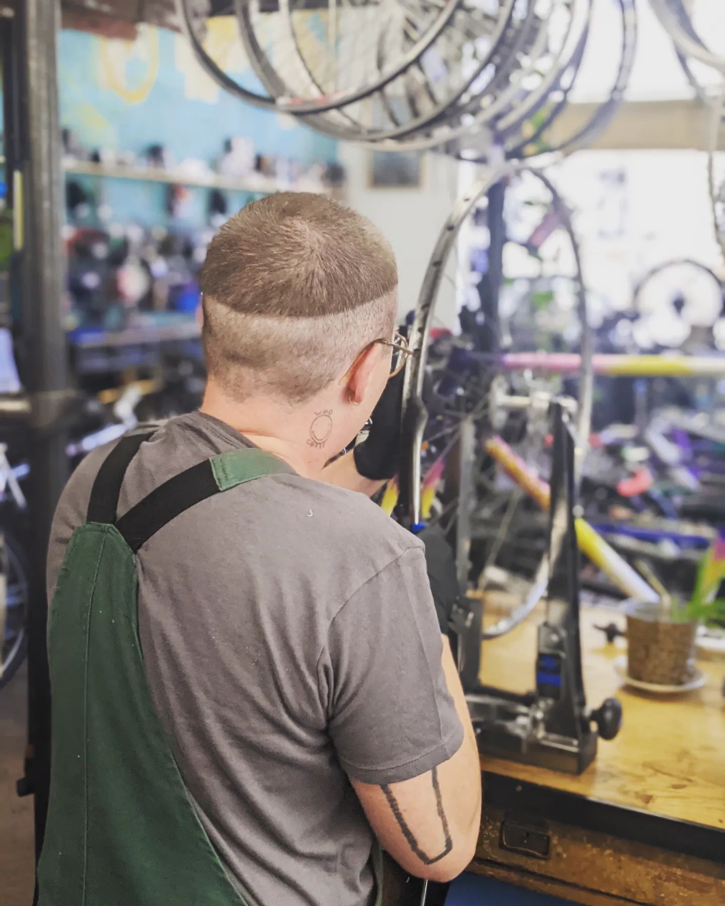 Some retro bike owners like to keep the original tubular tires, or as they are known here.. Schlauchreifen. We make sure the rim is thoroughly cleaned before your new tire is mounted. They might be rare, but they are still a part of bicycle mechanics and we are happy to install them.
#vienna #bikeservice #bikeshop #mechanics #mechlove #retrobikes #tubular #schlauchreifen #cyclinglife