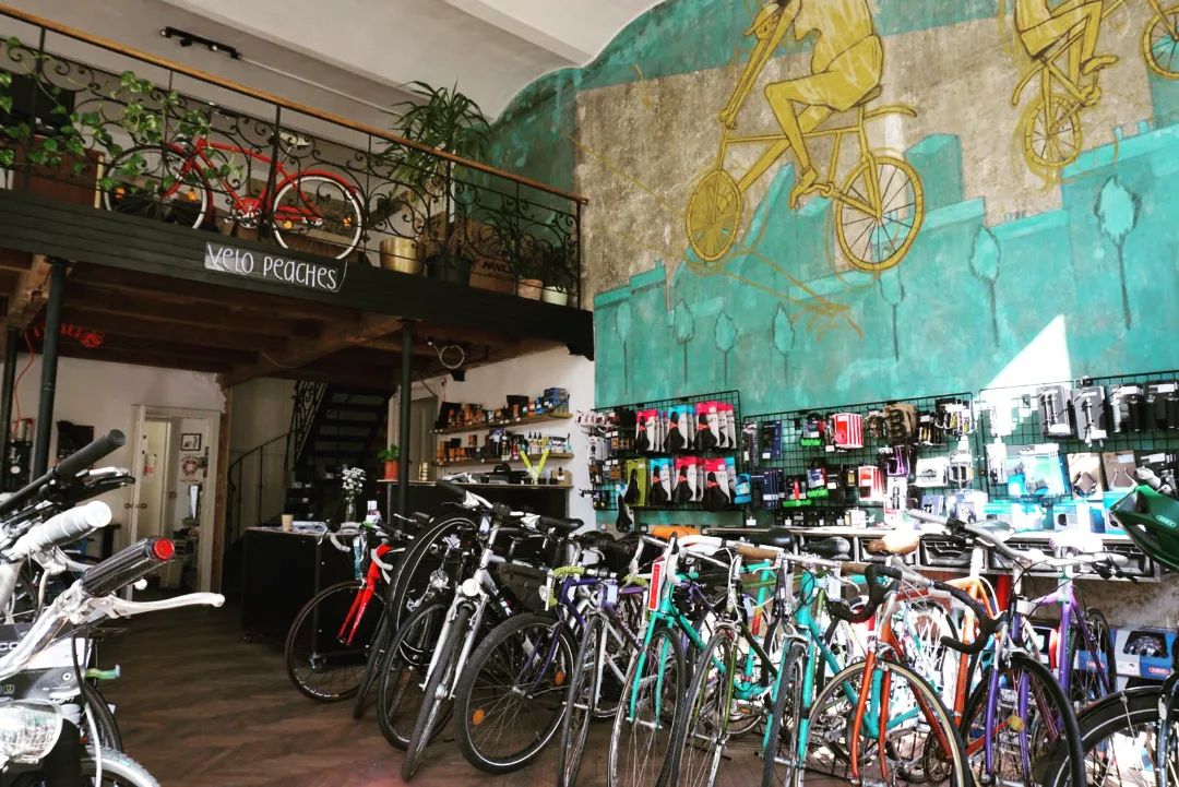 It's a lovely day to fix some bikes.
The shop is full and we are really proud of the repair work we have been doing. Thanks to all our customers for your patience as some repairs have taken a little longer these days.