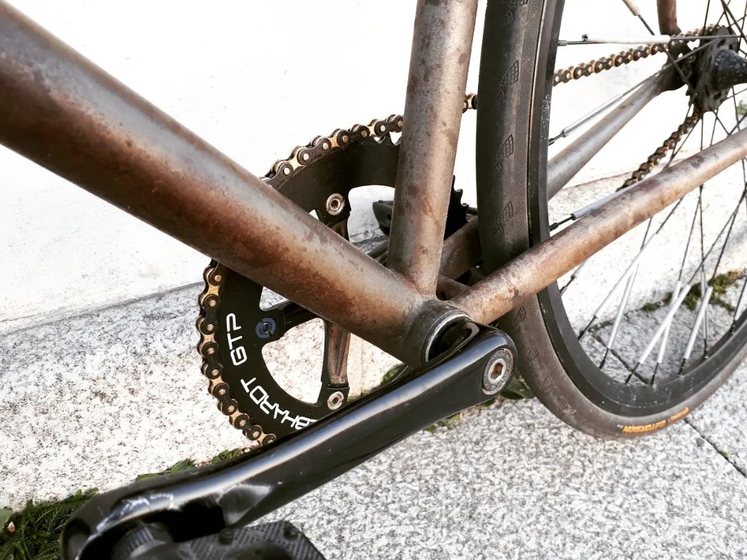 Put some bling on your favourite riding thing 💫
We have very shiny black and gold chains available for fixes and single speed bikes.
Thank you Manu for the picture